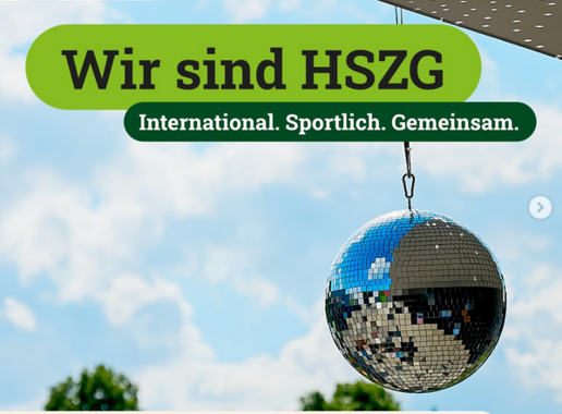 Eine Discokugel hängt vor einem blauen, leicht bewölkten Himmel; oben links findet sich das HSZG LOGO; auf grünem Hintergrund steht: Wir sind HSZG - international. sportlich. gemeinsam.; unter der Diskokugel steht das Datum: 03.06.2026 ab 13 Uhr Campus Zittau